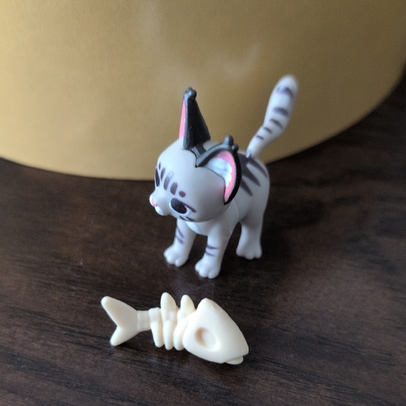 Gumi Yum ~~~Gray Cat Figurine with Fish Toy - Picture 1 of 2